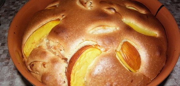 Бисквит с яблоками и нектарином