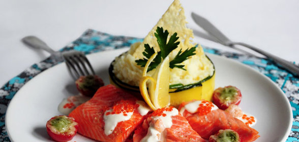 Филе лосося с картофельным пюре в цуккини, креветочным соусом и помидорами черри под песто