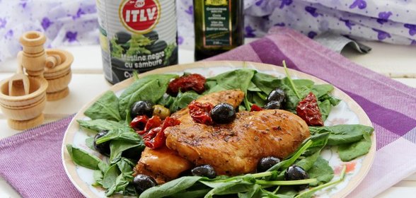 Куриное филе с маслинами и вялеными томатами