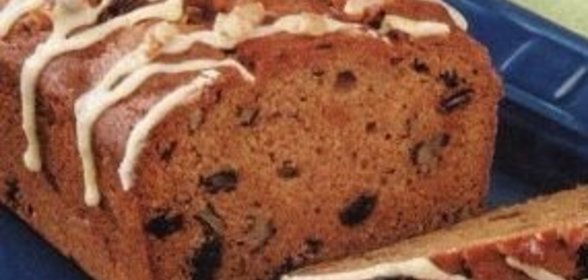 Пряный кекс с бататом, изюмом и орехами