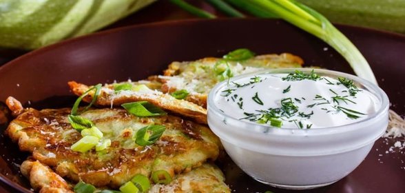 Кабачковые драники со сметаной