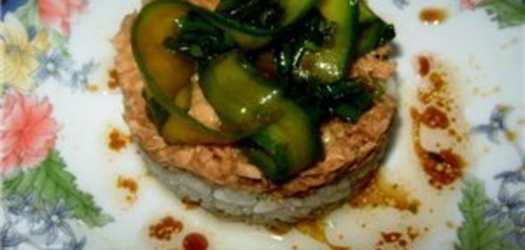 Закусочные пирожные-суши с салатом