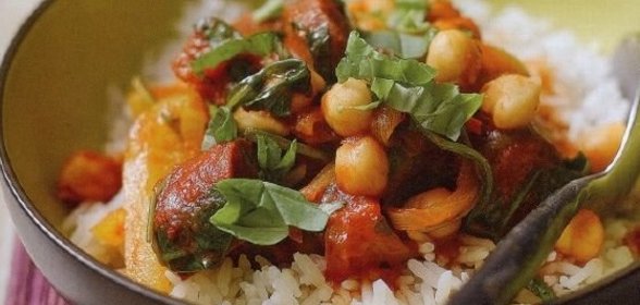 Соус из нута, овощей и колбасок чоризо