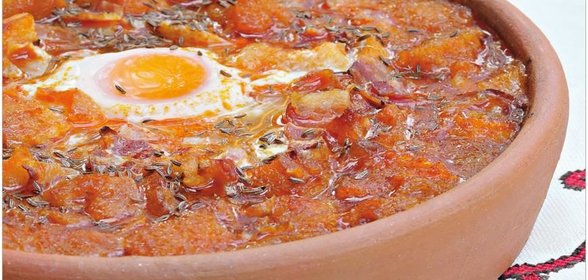 Кастильский суп с хлебом и яйцами