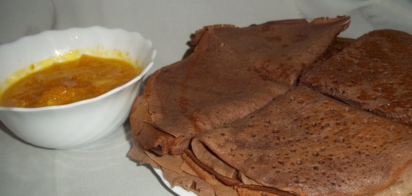 Блины шоколадные с апельсиновым соусом