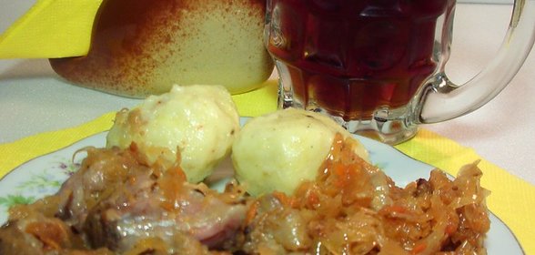 Разварная рулька с квашеной капустой и кнедликами