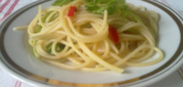 Спагетти с руколой и чили