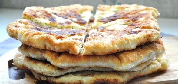 Тонкие лепешки с зеленью