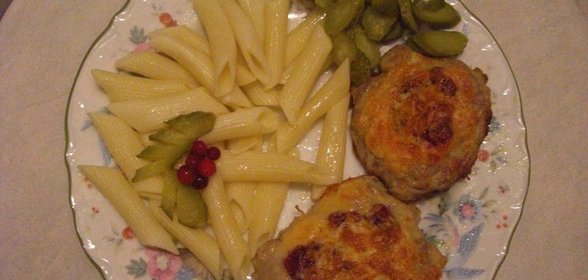 Котлетки натуральные из строганины приукрашенные ягодой