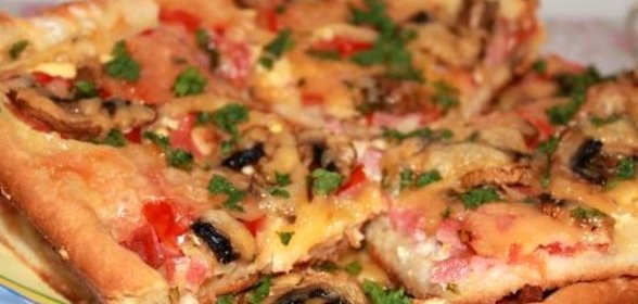 Пицца с колбасой и шампиньонами