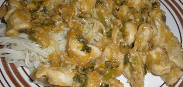 Лапша с курицей в апельсиново-имбирном соусе