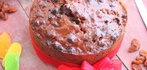 Темный пирог с цукатами и орехами