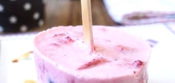 Замороженный десерт с натуральным йогуртом и ягодами