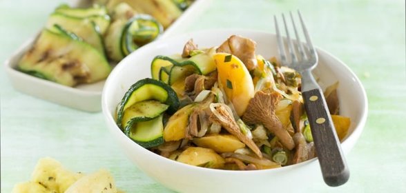 Лисички с цукини и абрикосами