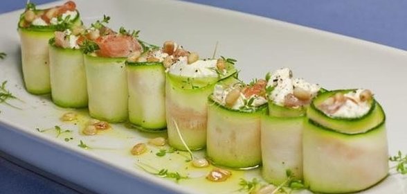 Рулетики из цуккини с норвежской семгой