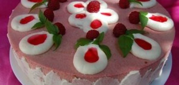 Торт с малиново-сливочным и баварским кремом