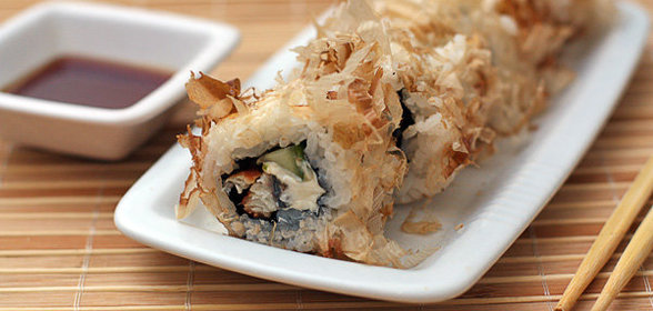 Ролл в стружке тунца