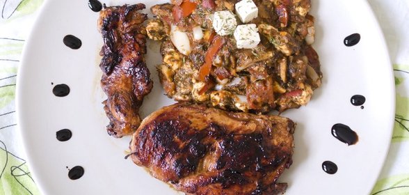 Хрустящая курочка в бальзамическом уксусе с гарниром из томатов с сыром фета