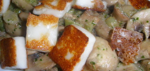 Ресторан на диване . Шампиньоны с песто и халлуми