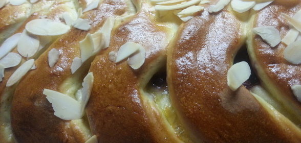 Датская миндальная плетёнка с вишнями