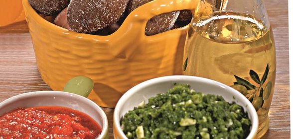 Картофель с соусами мохо