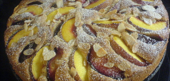 Ореховый пирог со сливами и персиками