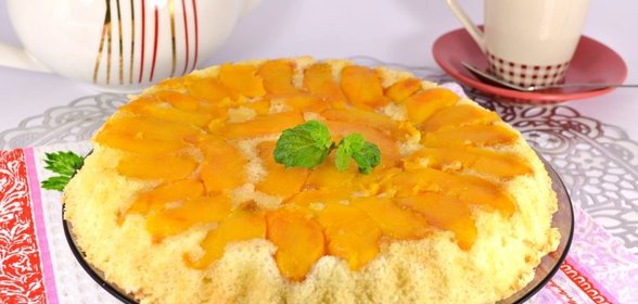 Шарлотка с персиками