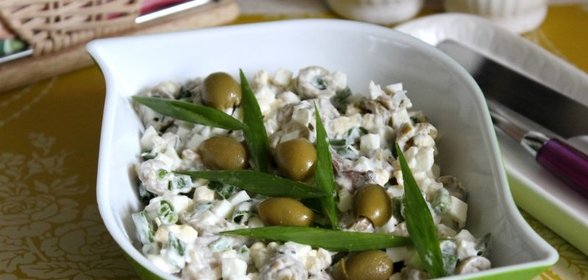 Яичный салат с копченой скумбрией и оливками
