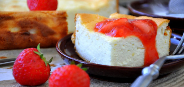 Творожная запеканка с клубничным соусом