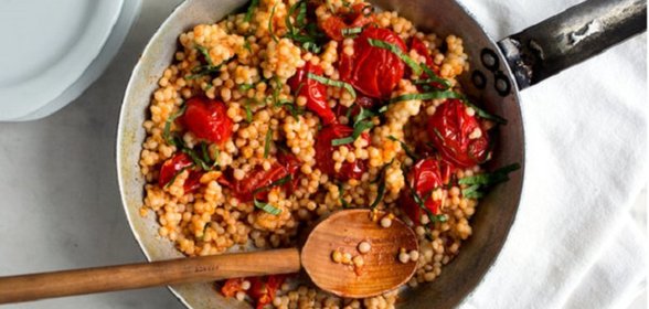 Кускус с томатами черри и базиликом