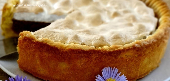 Яблочная шарлотка из песочного теста с меренгой и грецкими орехами