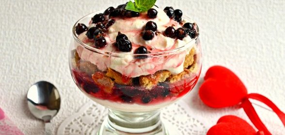 Творожный десерт с черной смородиной и печеньем