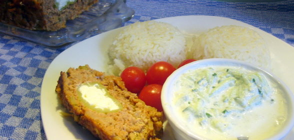 Мясной хлебец по-гречески с соусом тцацики