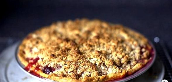 Вишневый пирог с миндальной посыпкой