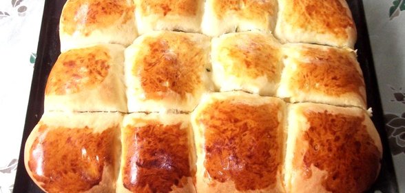 Сдобные булочки с зеленым луком