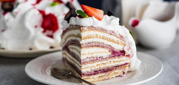 Креп-торт с творожно-сливочным кремом и ягодами