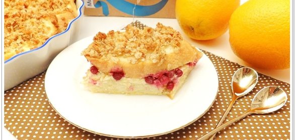 Бруснично-апельсиновая шарлотка из багета и сливочного сыра