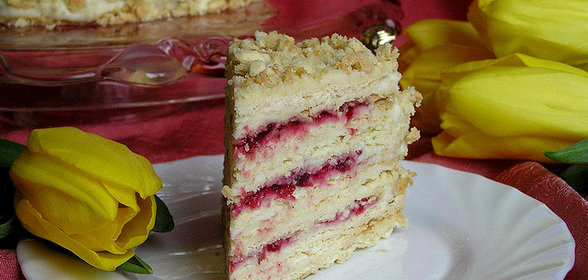 Торт Наполеон с кремом Муслин и брусничным соусом