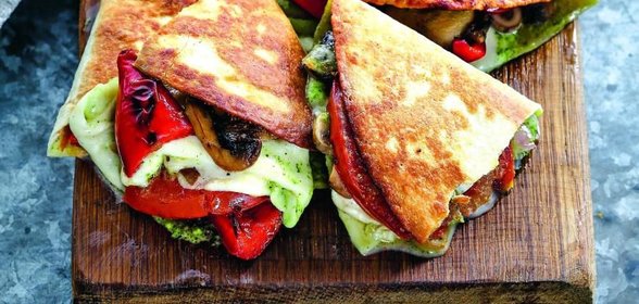 Лепешки с овощами-гриль и моцареллой
