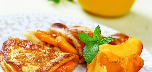 Карамелизированные блинчики, запеченные с персиками