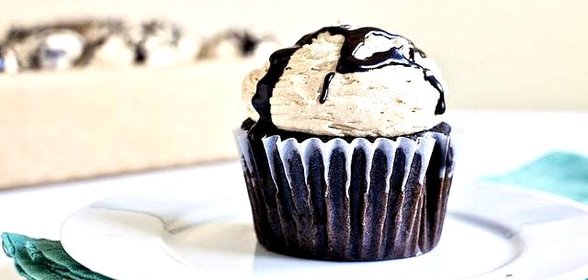 Шоколадные капкейки с арахисовым кремом