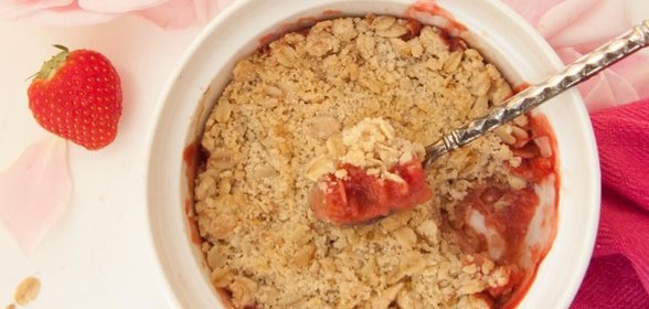 Крамбл с клубникой и ревенем