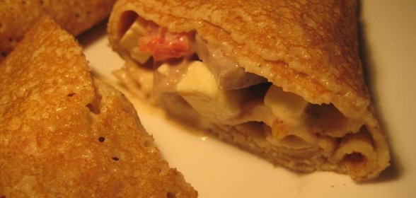 Блинчики со свининой, томатами и брынзой