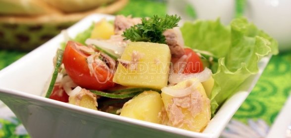 Салат с тунцом и маринованным луком