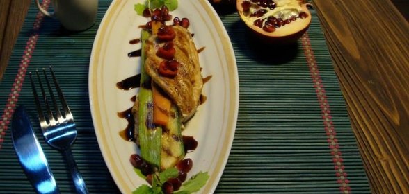 Овощи-гриль в конверте из грудки цыпленка под гранатовым соусом