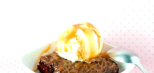 Шоколадный пирог с ореховой глазурью