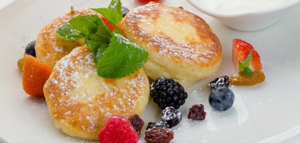 Сырники с ягодами и сметаной