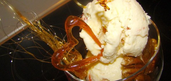 Ванильное мороженое с кокосовой стружкой и карамелью