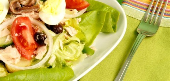 Салат из тунца и анчоусов со свежими овощами и зеленью