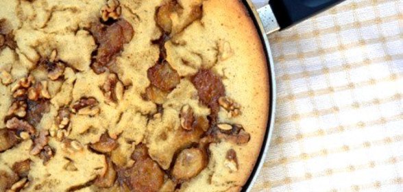 Банановый пирог с шоколадом и орехами